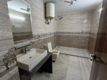 Bathroom in 3 BHK Builder Floor at Grand Mall, Sector 28 – for Rent