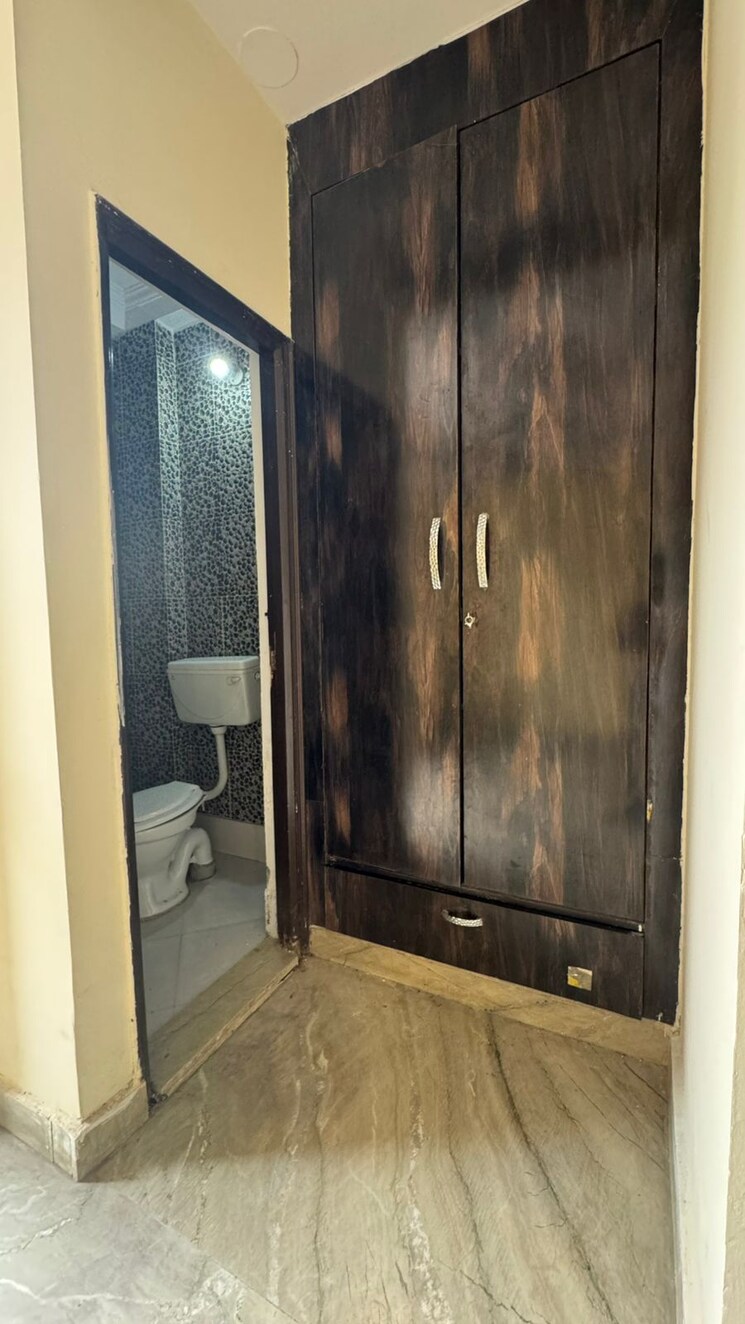 Attached Bathroom, mohan garden 2 Bedroom 70 Sq.Yd. Apartment In Mohan Garden Delhi 8699088