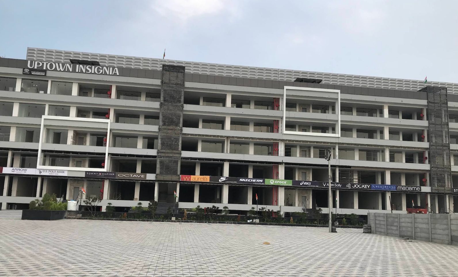 Showroom For Sale in Uptown Insignia