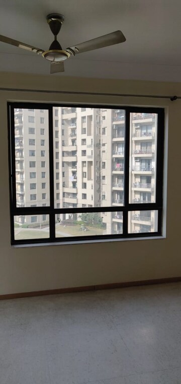 Room in 3 BHK Apartment at Unitech Fresco, Sector 50 – for Rent