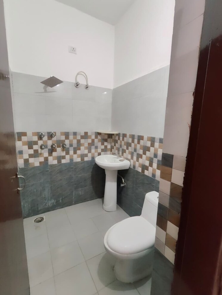 Bathroom, omaxe-silver-birch 3 Bedroom 1625 Sq.Ft. Builder Floor In North Mullanpur Chandigarh 8699511