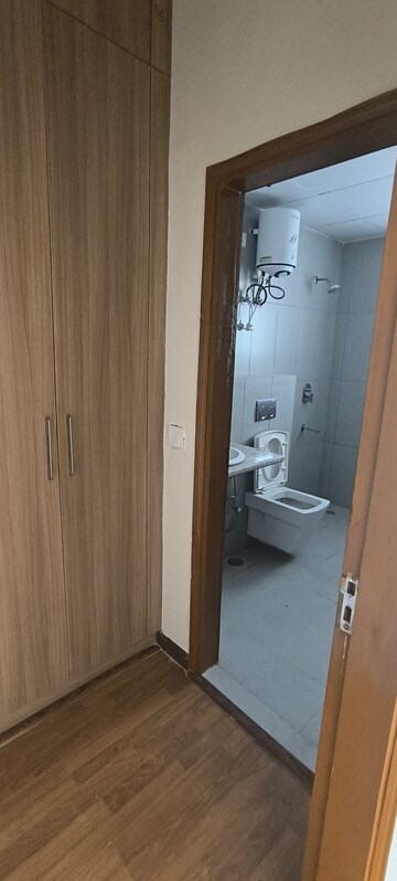 Bathroom in 5 BHK Apartment at SS Linden, Sector 84 – for Rent