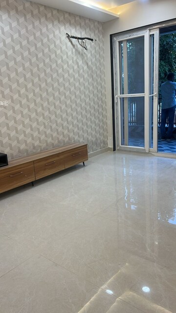 Room in 4 BHK Apartment at Goregaon East – for Sale