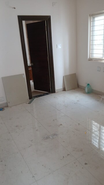 Room in 2.5 BHK Apartment at SMR Vinay Iconia Hyderabad, Kondapur – for Rent