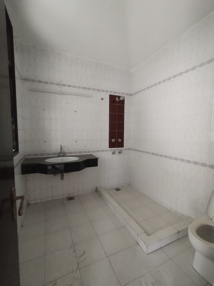 Bathroom, dlf-city-phase-iv 2 Bedroom 270 Sq.Yd. Villa In Dlf Phase iv Gurgaon 8700926