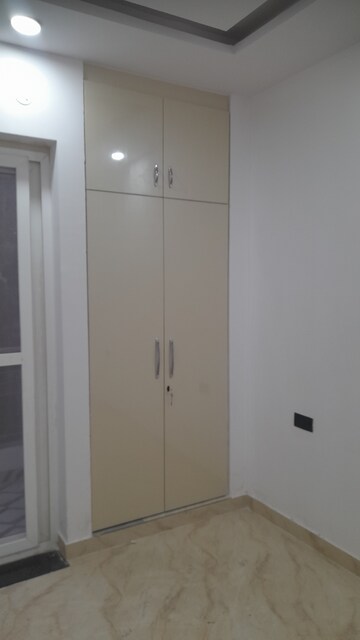 Room in 3 BHK Builder Floor at Faridabad Central – for Sale