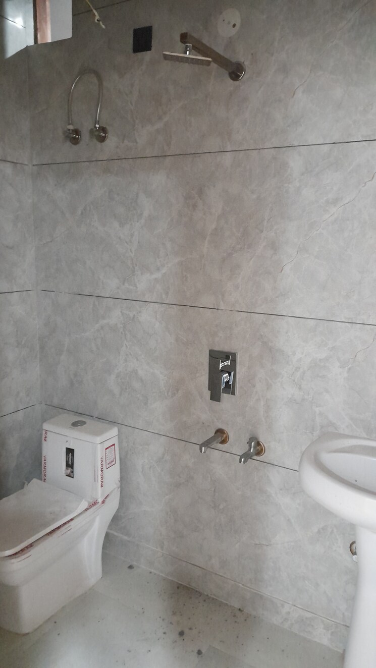 Bathroom, faridabad central 3 Bedroom 1800 Sq.Ft. Builder Floor In Faridabad Central Faridabad 8700961