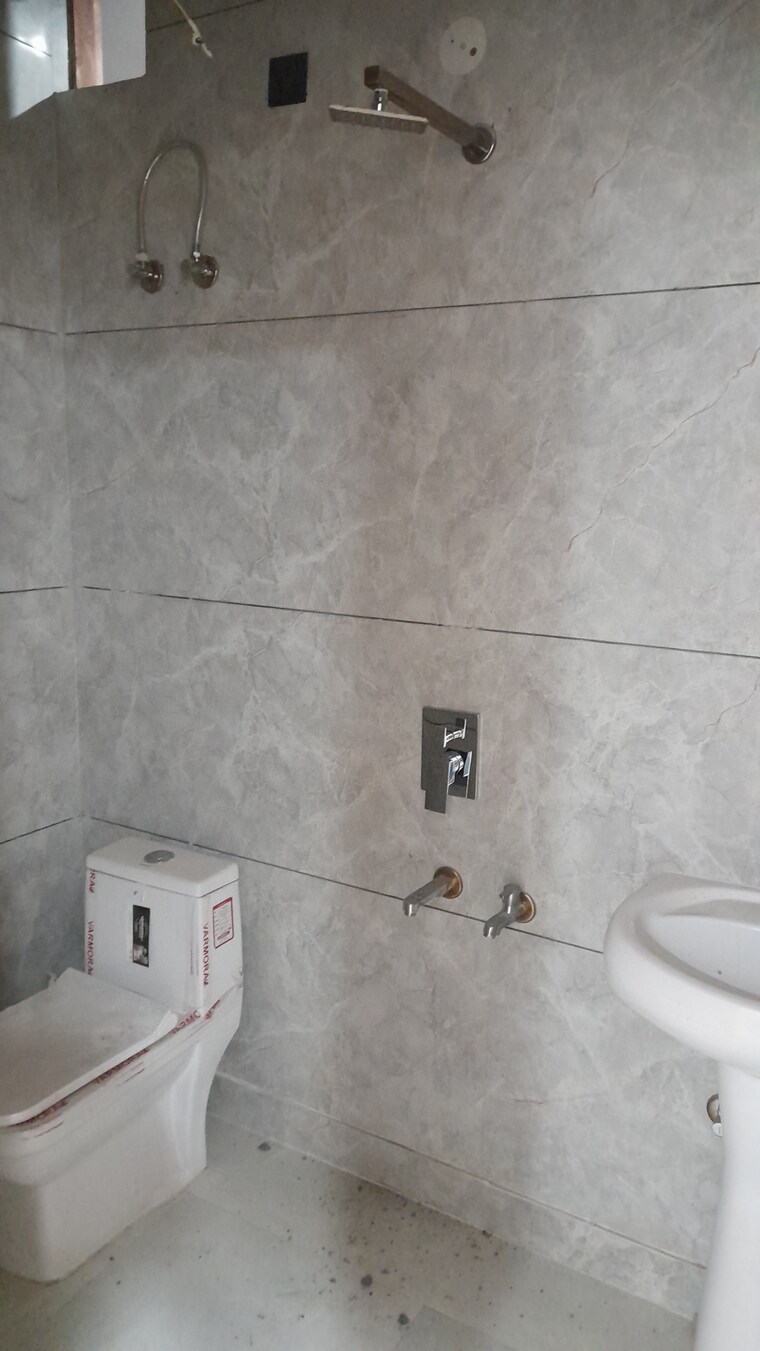Bathroom, faridabad central 3 Bedroom 1800 Sq.Ft. Builder Floor In Faridabad Central Faridabad 8700961