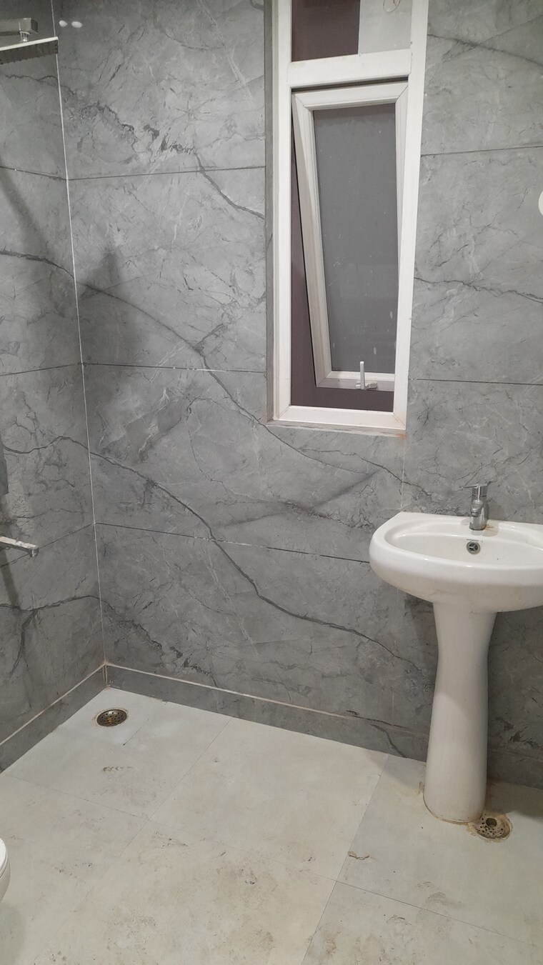 Bathroom, faridabad central 3 Bedroom 1800 Sq.Ft. Builder Floor In Faridabad Central Faridabad 8700961