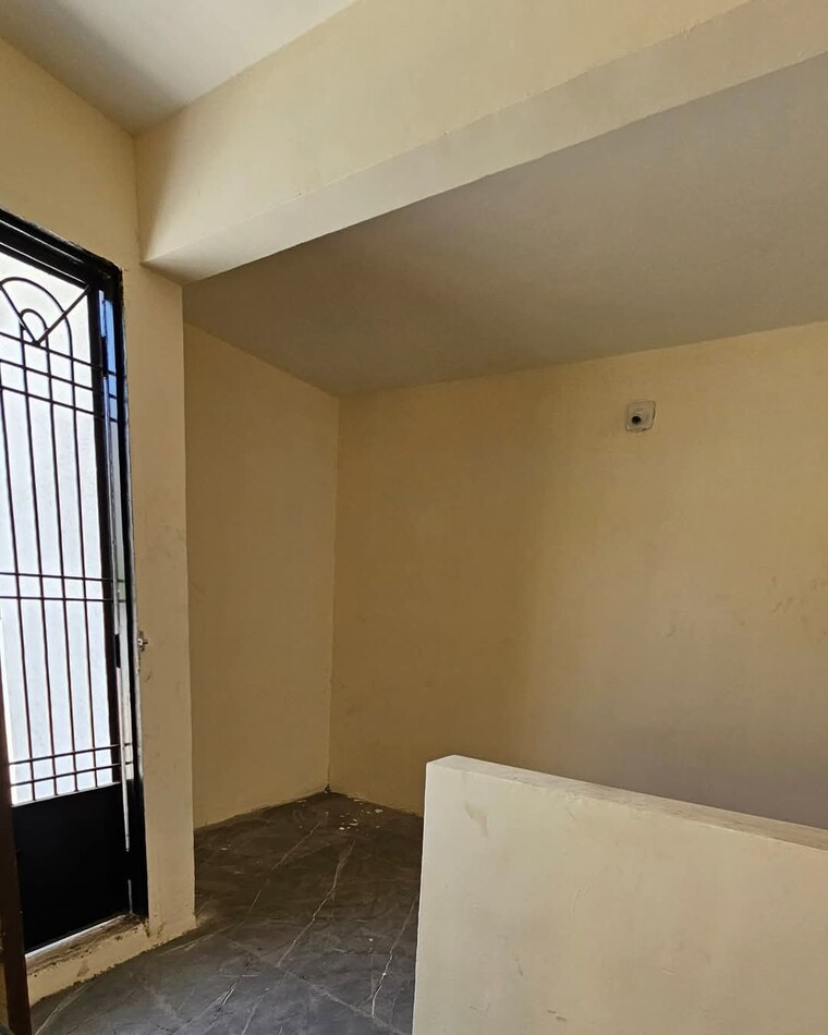 Room, palanpur 3 Bedroom 120 Sq.Yd. Villa In Palanpur Surat 8701064