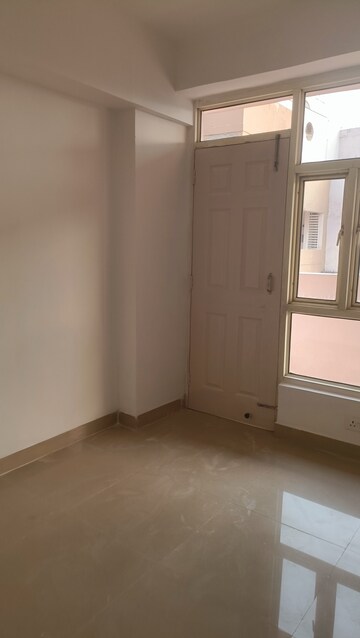 Room in 2 BHK Apartment at Supertech Cape Town, Sector 74 – for Rent