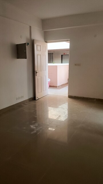 Room in 2 BHK Apartment at Supertech Cape Town, Sector 74 – for Rent