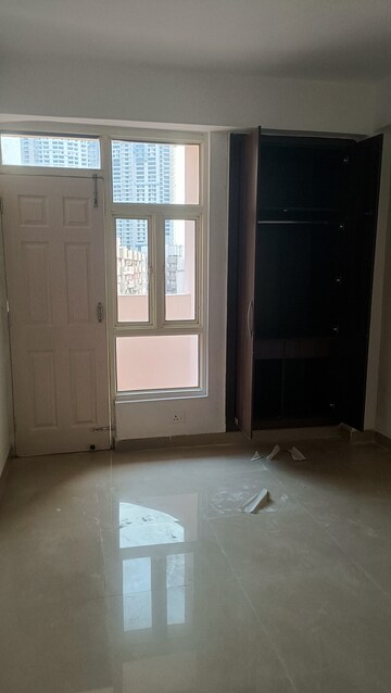 Room in 2 BHK Apartment at Supertech Cape Town, Sector 74 – for Rent