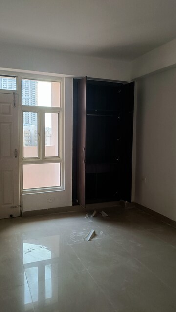 Room in 2 BHK Apartment at Supertech Cape Town, Sector 74 – for Rent
