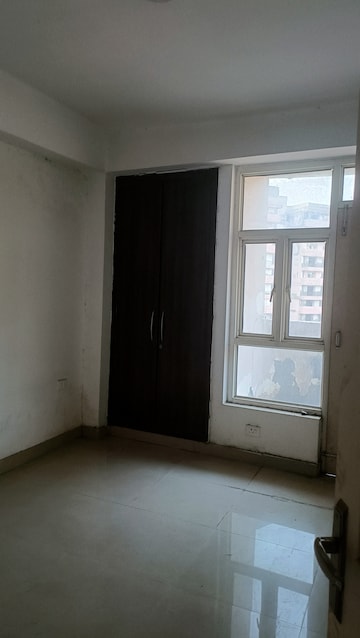 Room in 2 BHK Apartment at Supertech Cape Town, Sector 74 – for Rent