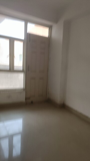 Room in 2 BHK Apartment at Supertech Cape Town, Sector 74 – for Rent