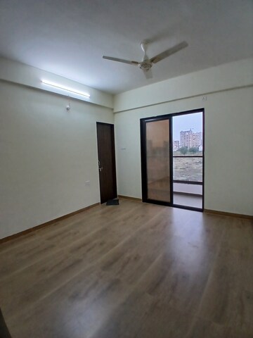 Room in 3 BHK Apartment at Besa – for Rent