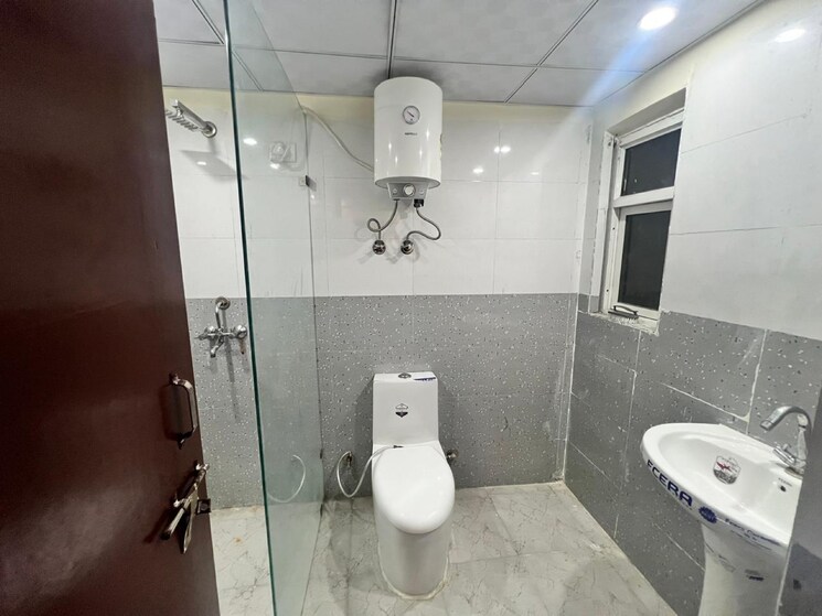 Bathroom, futec-gateway 3.5 Bedroom 1925 Sq.Ft. Apartment In Sector 76 Noida 8701278