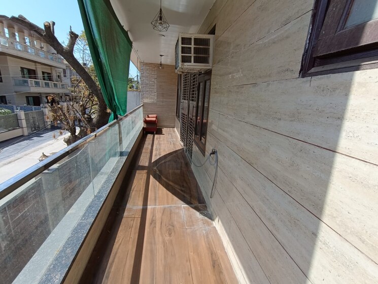Balcony, sector 28 3.5 Bedroom 250 Sq.Yd. Builder Floor In Sector 28 Faridabad 8701299