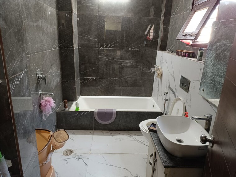 Bathroom, sector 28 3.5 Bedroom 250 Sq.Yd. Builder Floor In Sector 28 Faridabad 8701299
