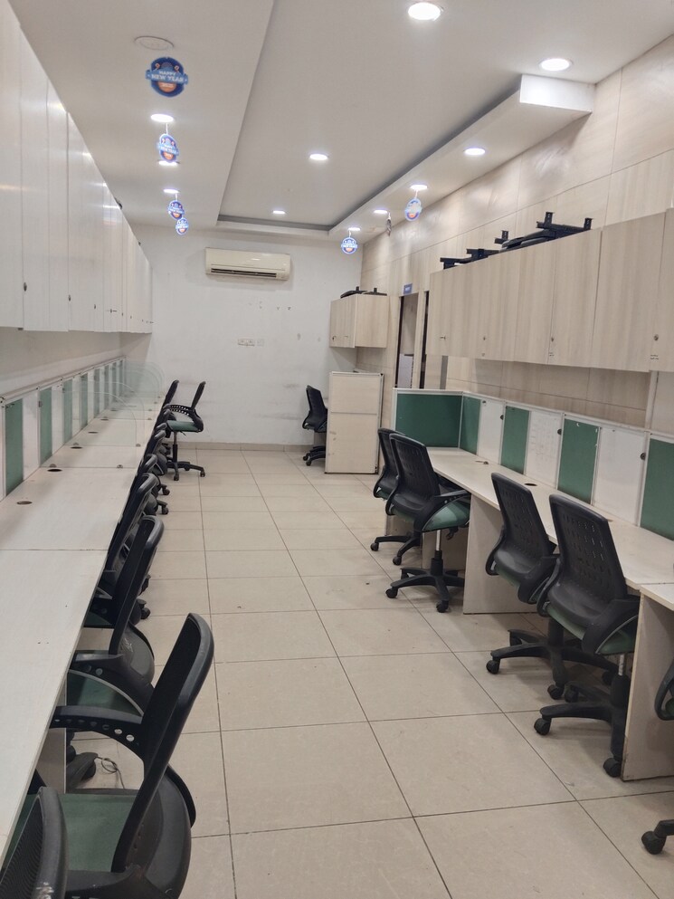 Team Area, netaji subhash place Commercial Office Space 3154 Sq.Ft. In Netaji Subhash Place Delhi 8701322