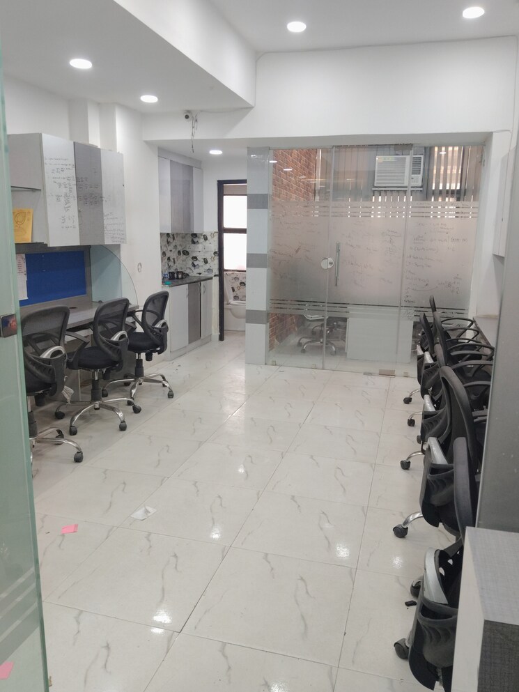 Team Area, netaji subhash place Commercial Office Space 689 Sq.Ft. In Netaji Subhash Place Delhi 8701354