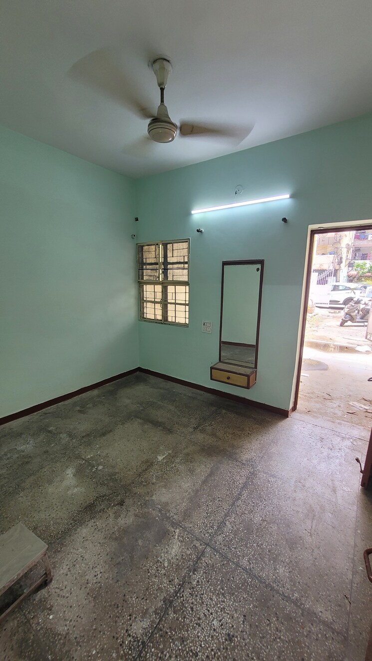 Room, gtb enclave 3 Bedroom 900 Sq.Ft. Apartment In Gtb Enclave Delhi 8701366