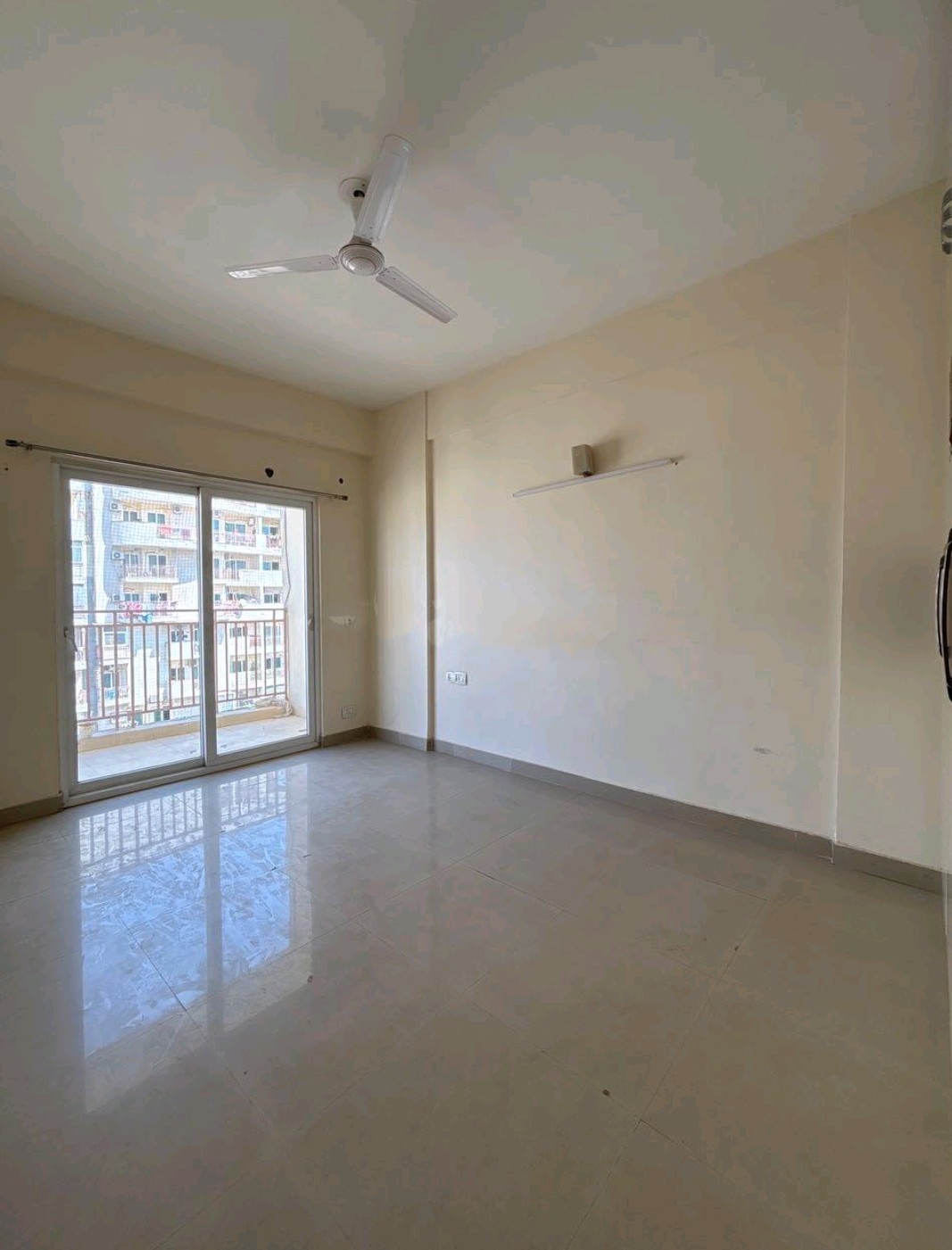 3 BHK + Servant Room Apartment For Sale in Mahagun Moderne