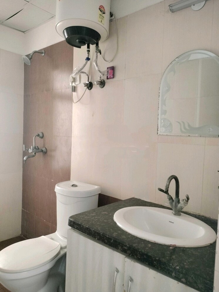 Bathroom, mahagun-moderne 3 Bedroom 1550 Sq.Ft. Apartment In Sector 78 Noida 8701398