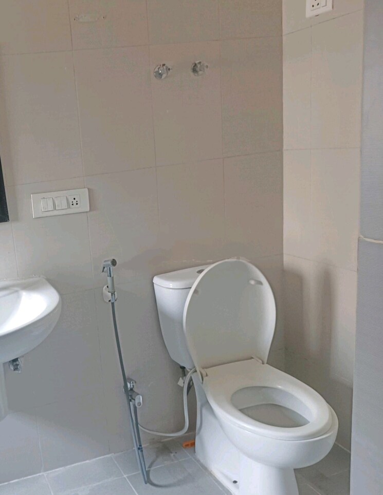 Bathroom, sunworld-vanalika 3 Bedroom 1405 Sq.Ft. Apartment In Sector 107 Noida 8701400