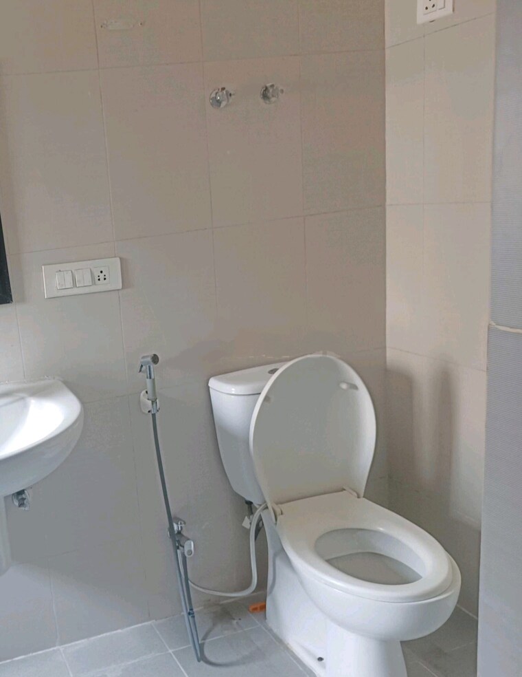 Bathroom, sunworld-vanalika 3 Bedroom 1405 Sq.Ft. Apartment In Sector 107 Noida 8701400