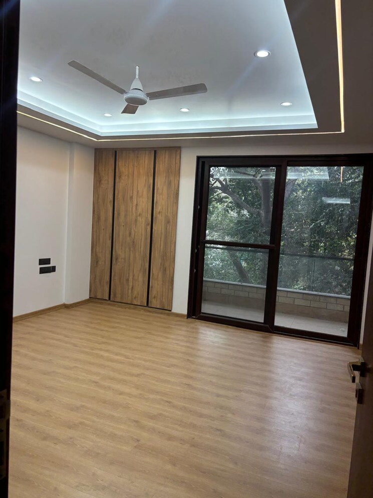 Room, defence colony 3 Bedroom 325 Sq.Yd. Builder Floor In Defence Colony Delhi 8701420