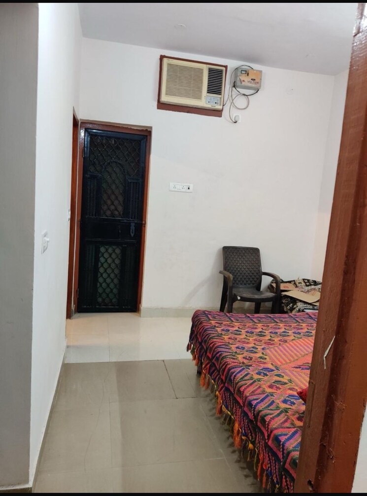 Bedroom, chittaranjan park 3 Bedroom 125 Sq.Yd. Builder Floor In Chittaranjan Park Delhi 8701423