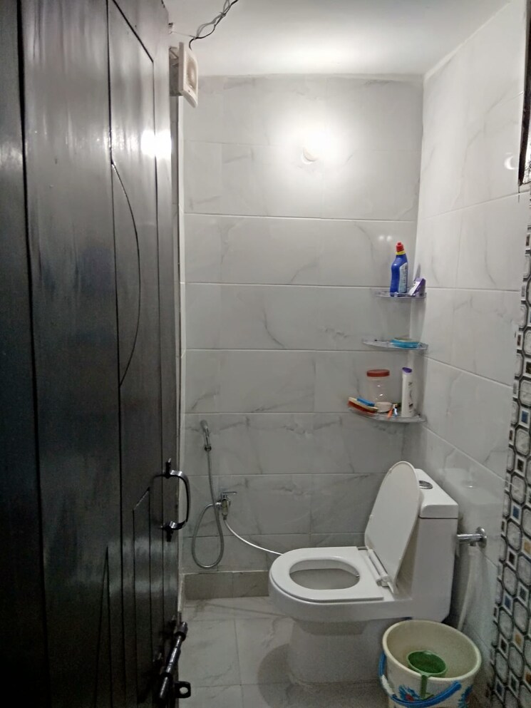 Bathroom, dwarka mor 2.5 Bedroom 1000 Sq.Ft. Builder Floor In Dwarka Mor Delhi 8701486