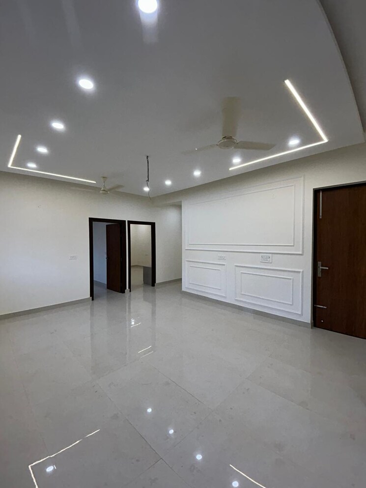Room, dhakoli 3 Bedroom 200 Sq.Yd. Apartment In Dhakoli Zirakpur 8701525
