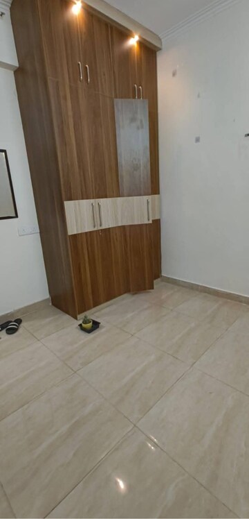 Room in 3 BHK Apartment at Gaur City 2 - 14th Avenue, Sector 16c Greater Noida – for Rent