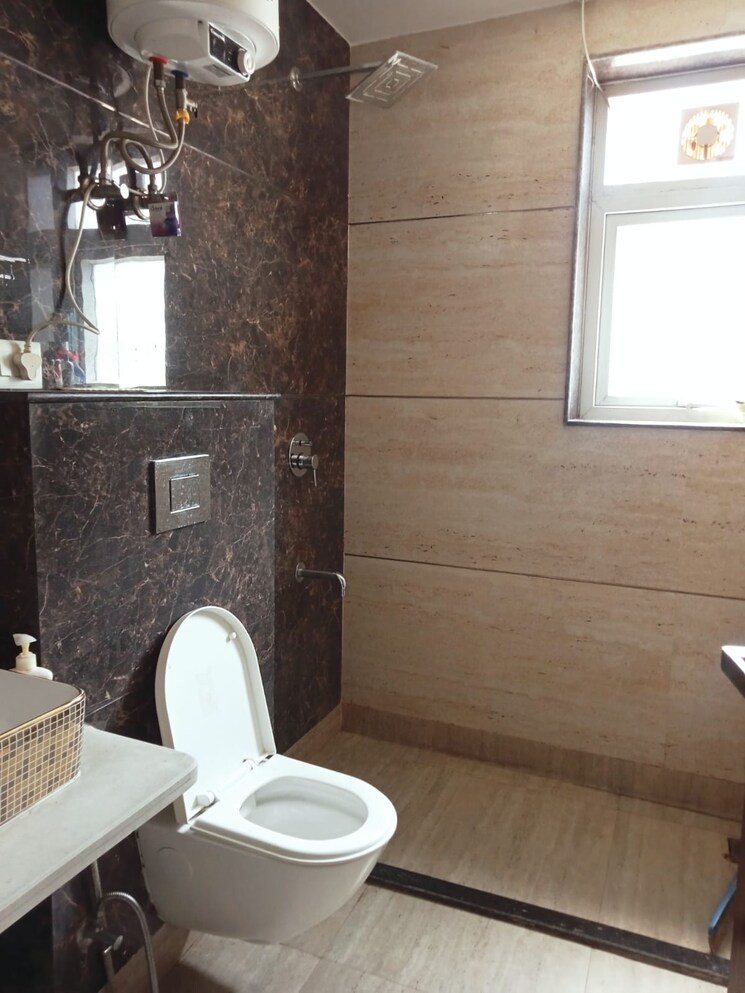 Bathroom, sector 56 3.5 Bedroom 300 Sq.Yd. Builder Floor In Sector 56 Gurgaon 8701723