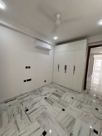 Room in 3 BHK Builder Floor at Sushant Lok ii – for Rent