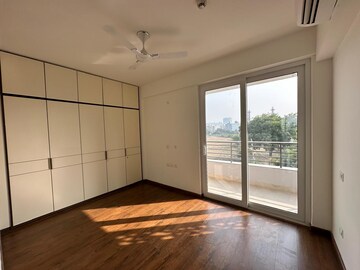 Room in 5 BHK Builder Floor at Unitech Uniworld Resorts-The Residences, Sector 33 – for Rent