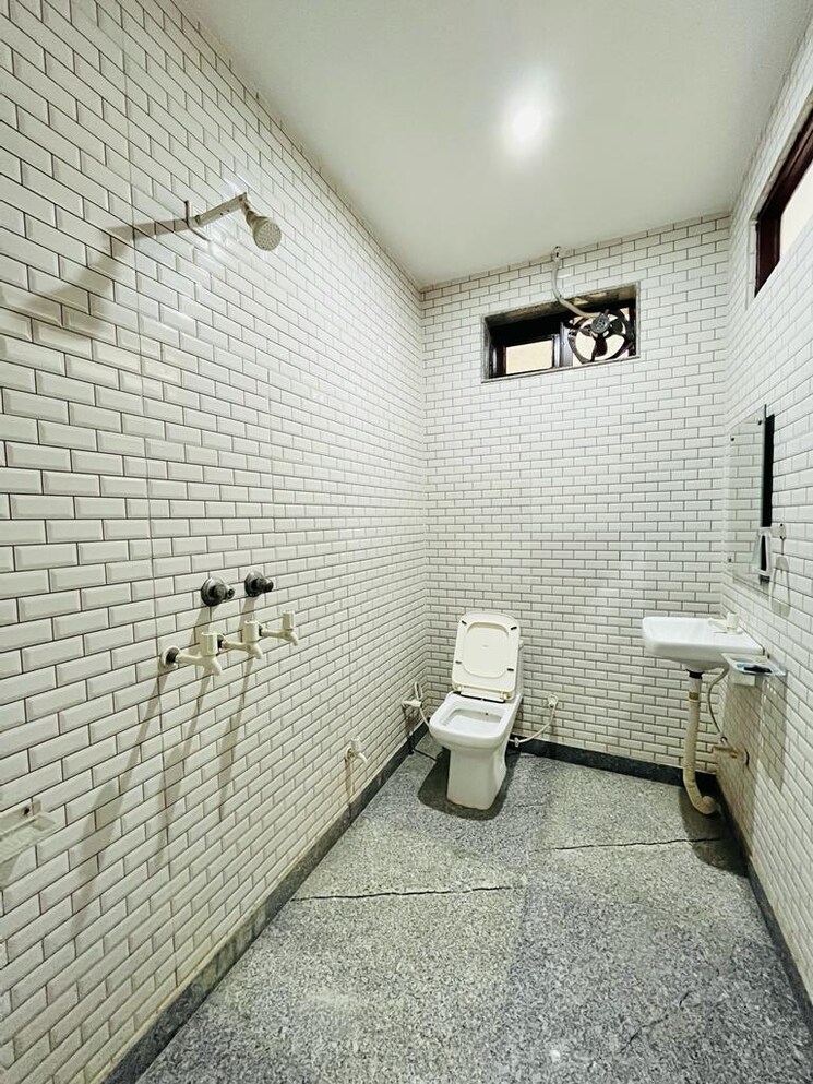 Bathroom, sector 65 2.5 Bedroom 1450 Sq.Ft. Builder Floor In Sector 65 Faridabad 8701965