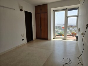 Room in 3 BHK Apartment at Unitech Escape, Sector 50 – for Sale