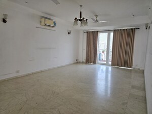 Room in 3 BHK Apartment at Unitech Escape, Sector 50 – for Sale