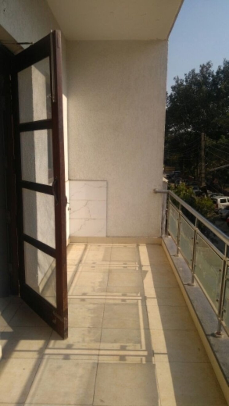 Balcony, sector 31 3 Bedroom 260 Sq.Yd. Builder Floor In Sector 31 Gurgaon 8702206