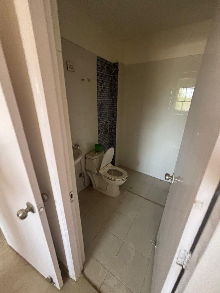 Bathroom, sare-springview-floors 4 Bedroom 1300 Sq.Ft. Builder Floor In Lal Kuan Ghaziabad 8702189