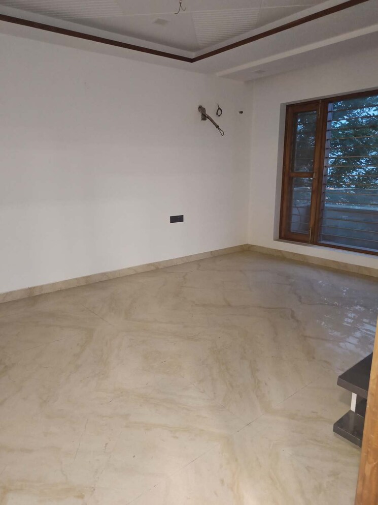 Room, sector 77 3 Bedroom 2200 Sq.Ft. Builder Floor In Sector 77 Faridabad 8702219