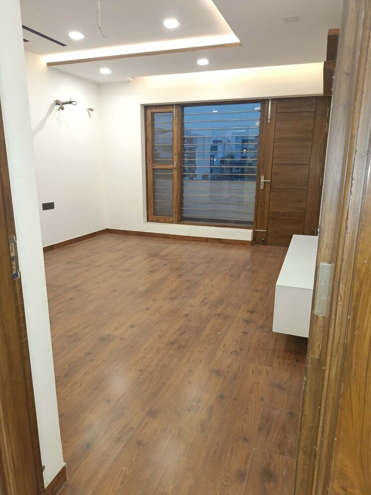 Room, sector 77 3 Bedroom 2200 Sq.Ft. Builder Floor In Sector 77 Faridabad 8702219