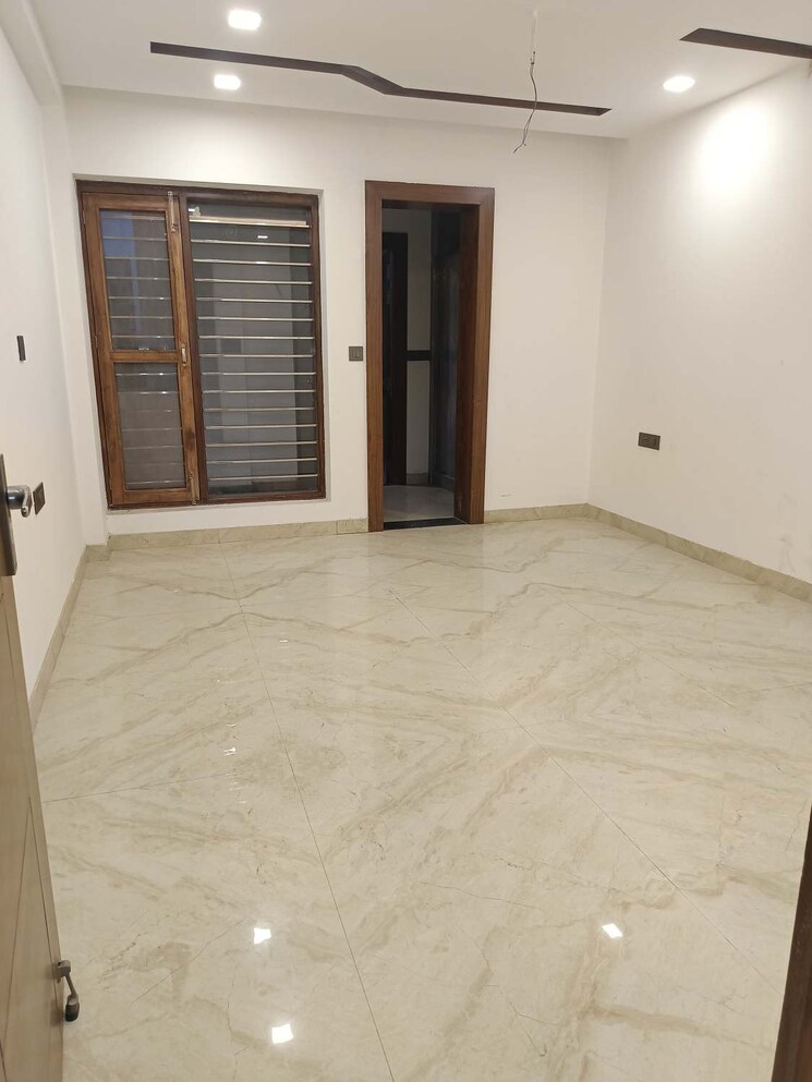 Room, sector 77 3 Bedroom 2200 Sq.Ft. Builder Floor In Sector 77 Faridabad 8702219