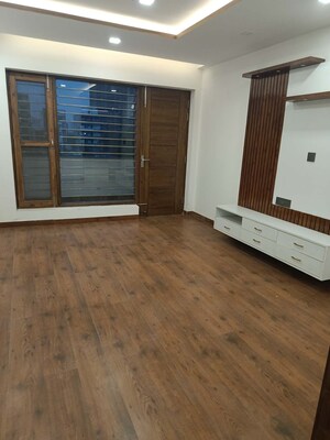 Room in 3 BHK Builder Floor at Sector 77 – for Sale