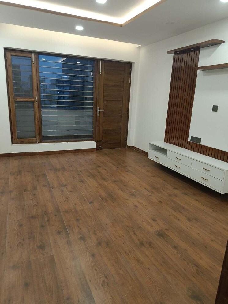 Room, sector 77 3 Bedroom 2200 Sq.Ft. Builder Floor In Sector 77 Faridabad 8702219