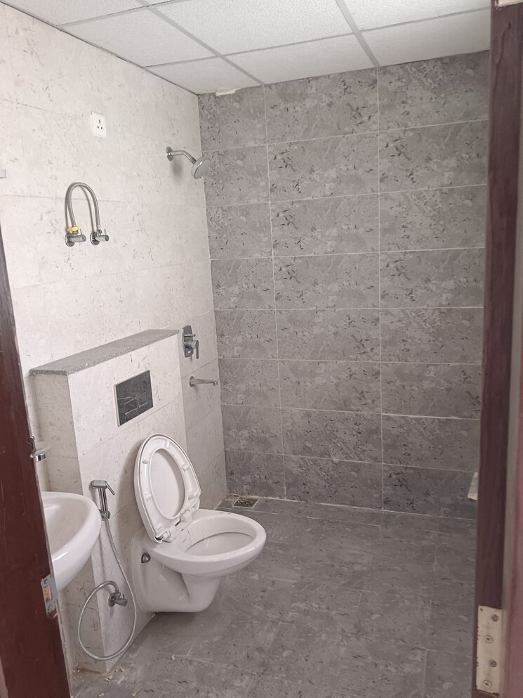 Attached Bathroom, sector 79 3 Bedroom 1985 Sq.Ft. Apartment In Sector 79 Faridabad 8702254